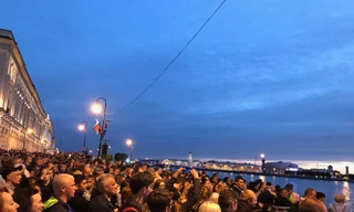 Du khách chờ xem chương trình nghệ thuật Cánh buồm đỏ thắm bên dòng Neva ở St Petersburg