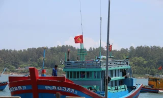 Mẹ con chị Chi ngóng chờ anh Trần Hồng Thọ còn chưa trở về, sau khi tàu bị đâm chìm ở Hoàng Sa. Ảnh: Văn Chương