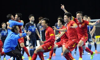 Niềm vui của các cầu thủ futsal Việt Nam sau khi đánh bại Nhật Bản tại tứ kết giải Futsal châu Á và giành vé tới World cup 2016. Năm nay, futsal Việt Nam quyết tâm tái lập thành tích 4 năm trước. Ảnh: PV 