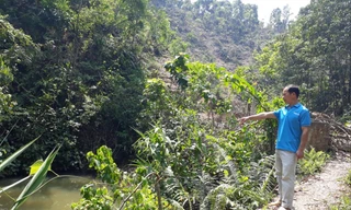 Anh Toản bên bờ ao mà con trai mình bị chết một cách tức tưởi 