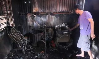 Đồ đạc của người dân bị cháy do nhà nằm cạnh khu xưởng của Cty Bóng đèn Phích nước Rạng Đông. Ảnh: PV