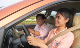 Tác giả đang hướng dẫn học sinh thực hành lái xe 