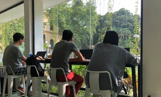 Các phóng viên nước ngoài túc trực trong một quán cafe từ sáng sớm tới tối mịt để săn tin. Ảnh: L.A 