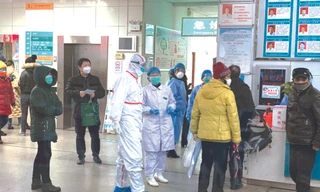 Các bệnh nhân chờ khám bác sĩ tại Bệnh viện số 9 ở thành phố Vũ Hán của Trung Quốc.Ảnh: New York Times