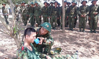 Một buổi tập huấn cấp cứu người bị say nắng, say nóng ở Sư đoàn 324. Ảnh: Tường Hiếu