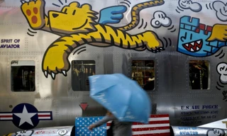 Trước một cửa hàng bán đồ Mỹ tại Bắc Kinh, Trung Quốc. ảnh: AP 