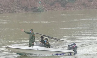 Cán bộ Đồn Biên phòng Pò Hèn và học viên tăng cường lên biên giới tuần tra chống dịch trên sông Ka Long, đoạn gần mốc 1352. ẢNH: NGUYỄN MINH