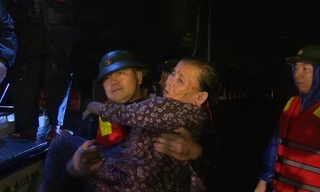 Bộ đội Biên phòng Quảng Trị đưa người dân di tản khỏi vùng ngập lụt trong đêm 17/10. Ảnh: PV 