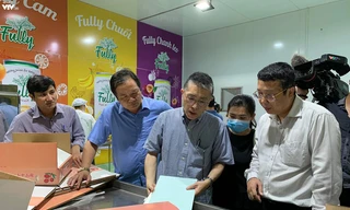 Chuyên gia Takayama Shigeaki của Nhật Bản và Cục trưởng Cục BVTV kiểm tra hệ thống xử lý khử trùng