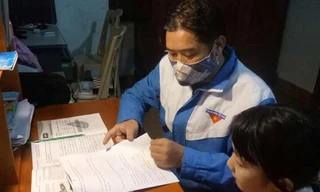 ĐVTN đến nhắc nhở, kèm cặp học sinh học bài