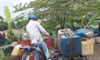 Dầu thải tại các cửa hàng sửa chữa xe máy, ô tô được thu mua với giá 4.000-6.000 đồng/lít 