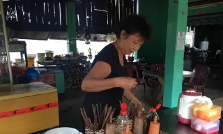 Bà Lâm Thị Cúc lo lắng về nơi ở mới có được buôn bán để ổn định cuộc sống như hiện tại hay không