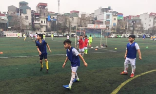 Sân chơi, bãi tập cho học sinh quan trọng hơn nhiều so với 1 cuốn SGK. Ảnh: Nghiêm Huê 