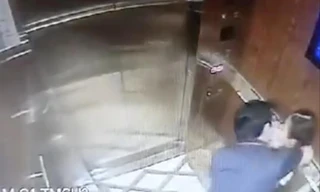 Vụ nguyên phó viện trưởng “nựng” bé gái trong thang máy gây bức xúc lớn trong dư luận