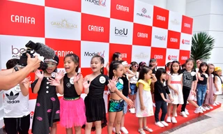 Các bé trong một cuộc thi được truyền thông 