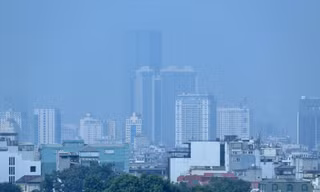 Hà Nội chìm trong sương mù lẫn bụi mịn vào những sáng gần đây. Ảnh: Như Ý