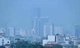 Hà Nội chìm trong sương mù lẫn bụi mịn vào những sáng gần đây. Ảnh: Như Ý