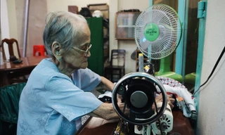 Mẹ Quýt bên chiếc máy may cũ kĩ, theo bà suốt mấy chục năm qua 