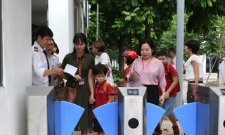 Các phụ huynh đến tận trường quốc tế để đón con. Ảnh: Như Ý