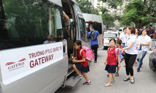 Các cô phụ trách xe đưa đón học sinh lên xe bus sau khi tan học tại trường PTLC quốc tế Getway chiều ngày 7/8. Ảnh: Như Ý 