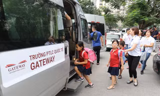 Các cô phụ trách xe đưa đón học sinh lên xe bus sau khi tan học tại trường PTLC quốc tế Getway chiều ngày 7/8. Ảnh: Như Ý 