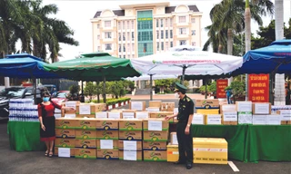 Trao quà đồng hành chống Covid-19 cho lãnh đạo Bộ đội biên phòng Đắk Lắk 