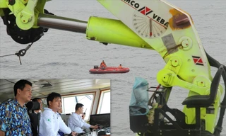 Lực lượng cứu hộ dùng robot hải quân tiếp cận tàu cá bị chìm. ảnh: PV