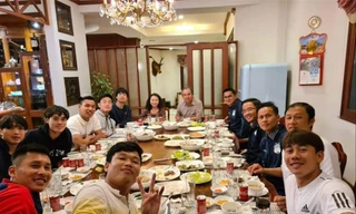 Bữa tối thân mật ở nhà bầu Đức của các cầu thủ HAGL trước khi “xả trại”. Ảnh do HLV Kiatisuk chia sẻ trên trang cá nhân  