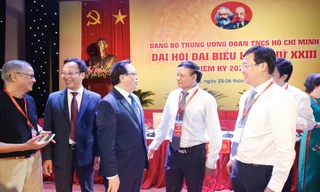 Anh Lê Quốc Phong, Bí thư thứ nhất T.Ư Đoàn (ngoài cùng bên phải) trao đổi với các đại biểu tại ĐH. Ảnh: Như Ý