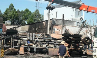 Chiếc xe bồn cháy trơ khung