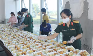 Hội phụ nữ Bộ CHQS tỉnh Thừa Thiên Huế và ĐVTN huyện Phú Vang chuẩn bị bữa ăn cho cán bộ, chiến sĩ và công dân ở khu cách ly .Ảnh: D.Đ 