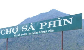 Tác giả tại chợ Sà Phìn, Đồng Văn trong chuyến công tác cuối năm 2012. Ảnh: Trường Phong