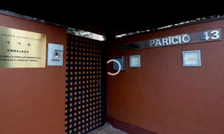 Một cửa ra vào của Đại sứ quán Triều Tiên tại Madrid. Ảnh cắt từ clip của CNN