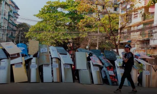 Người biểu tình ở Yangon dùng khiên tự chế, dàn đội hình chuẩn bị “nghênh đón” lực lượng an ninh. Ảnh: Reuters 