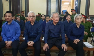 Các bị cáo tại tòa hôm 4/12. Ảnh: Văn Minh 