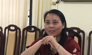 Bà Đinh Thị Hường trao đổi với PV báo Tiền Phong. ảnh: Nghiêm Huê