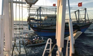 Các tàu cá phối hợp tìm kiếm cứu nạn 