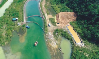 Xử lý dầu thải nguồn nước sông Đà Ảnh: SOS cung cấp 