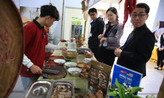 Các phóng viên nước ngoài thích thú với các món ngon Hà thành. Ảnh: Hồng Vĩnh 