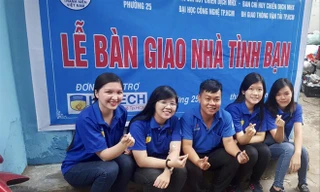 Ngô Ngọc Nguyên Thảo (thứ 2, từ trái qua) trong lễ bàn giao nhà tình bạn. ảnh: CTV 
