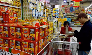 Việc gian lận ghi nhãn sản xuất tại Việt Nam sẽ làm giảm uy tín và tính cạnh tranh của hàng sản xuất tại Việt Nam. ảnh: hồng vĩnh 