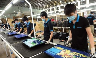 Việc ghi nhãn hàng “Made in Viet Nam” của Asanzo  gần đây dấy lên nghi ngại về việc nhiều doanh nghiệp lợi dụng chương trình “Người Việt ưu tiên dùng hàng Việt”. Trong ảnh: Lắp ráp tivi tại Công ty Asanzo. Ảnh: UP 