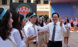 Bộ trưởng Phùng Xuân Nhạ giao lưu với học sinh trong Lễ phát động Trường học hạnh phúc tại trường THPT Phan Huy Chú (quận Đống Đa, Hà Nội) ngày 22/4/2019  