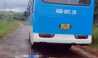 Xe máy va chạm ô tô đưa đón học sinh, nam sinh lớp 8 tử vong 