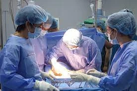 Người đàn ông tự cắt rời dương vật, tinh hoàn