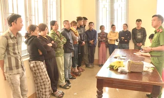 Bị công an tập kích, hàng chục con bạc tán loạn thoát thân