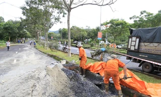 Loạt vết nứt trên đường Hồ Chí Minh qua Đắk Nông được vá