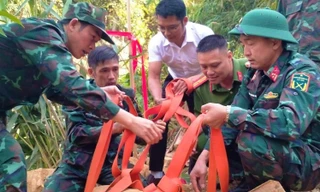 Múc đất trong vườn, tá hỏa phát hiện quả bom 'khủng' còn nguyên ngòi nổ