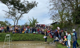 Màn thi đi cầu đu đưa của trai làng ở lễ hội khai hạ