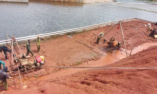 Khoan sâu vào đồi, tạo dòng chảy cho 'bom nước' Đắk N’ting chực chờ vỡ